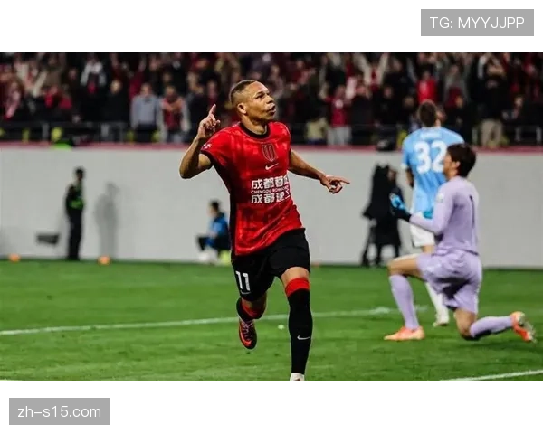 暖心一幕:小球童不慎滑倒,客队球员主动上前搀扶并赠送球衣